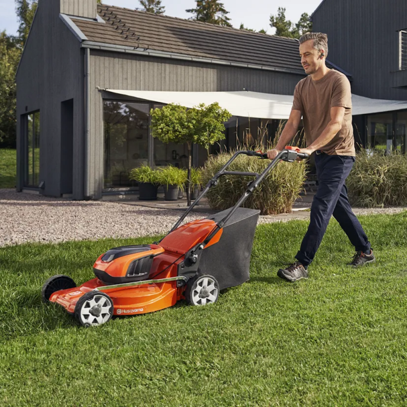 HUSQVARNA LC 142i Rasaerba a batteria ecologico a spinta taglio 42 cm solo corpo