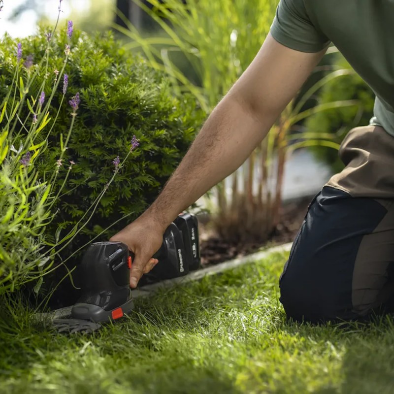 HUSQVARNA ASPIRE FORBICE PER ERBA S20-P4A CON BATTERIA E CARICABATTERIA 18V