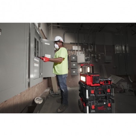 MILWAUKEE POALC-0 Faro M18™ PACKOUT™ e caricabatterie a Batteria o a Corrente