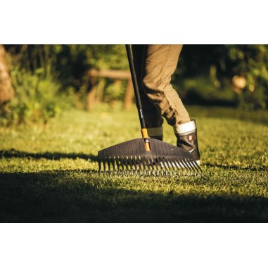 Fiskars Scopa per foglie Solid M rastrello denti resistenti flessibili