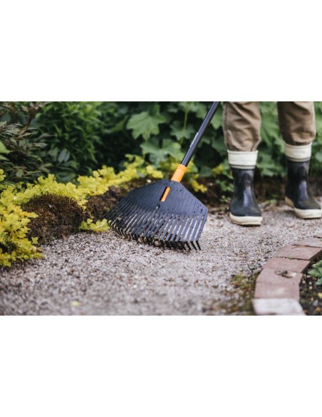 Fiskars Scopa per foglie Solid M rastrello denti resistenti flessibili