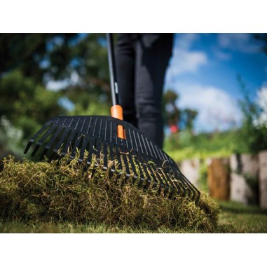 Fiskars Scopa per foglie Solid M rastrello denti resistenti flessibili